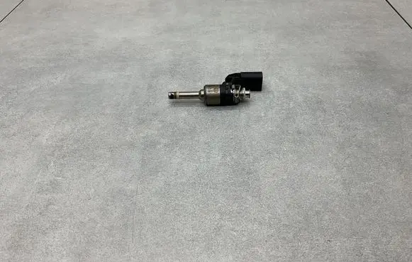 Volkswagen Scirocco Fuel injector 03C906036M