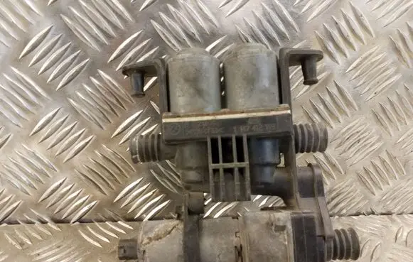 BMW 5 E39 Coolant heater control valve 8372004 1147412119