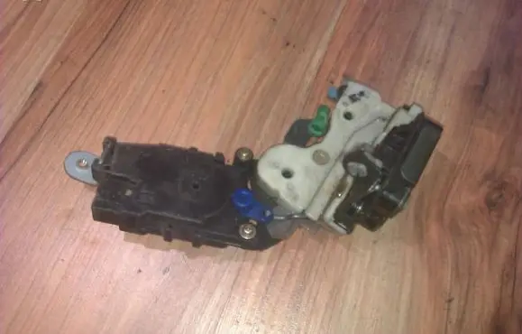 Subaru Forester SF Front door lock