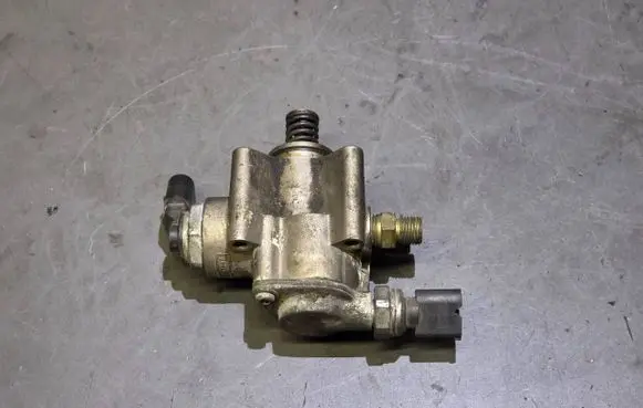 Audi A6 S6 C6 4F Fuel injection high pressure pump 06E127025G