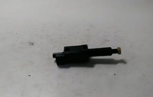 Volkswagen PASSAT B5 Brake pedal sensor switch 911907343B
