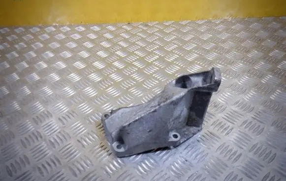 Audi A6 S6 C5 4B Engine mounting bracket 8D0199307P