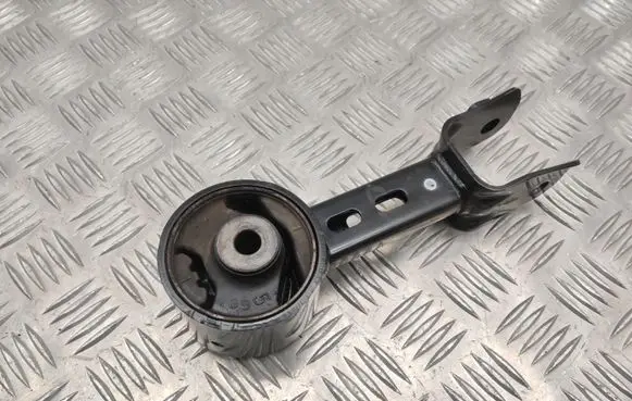 Suzuki Swift IV Engine mount bracket
