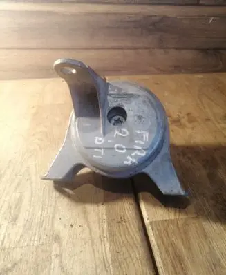 Opel Zafira A Engine mount bracket