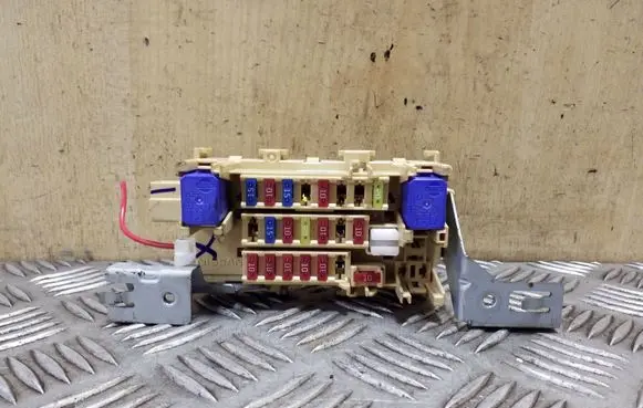 Nissan Juke I F15 Fuse module