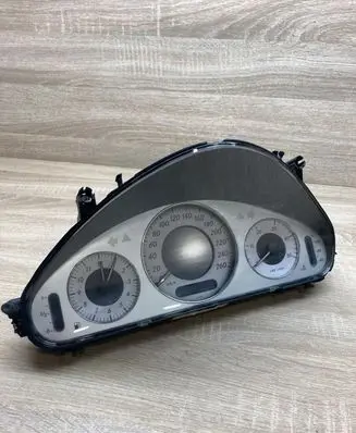 Mercedes-Benz E W211 Speedometer (instrument cluster) A2115408947