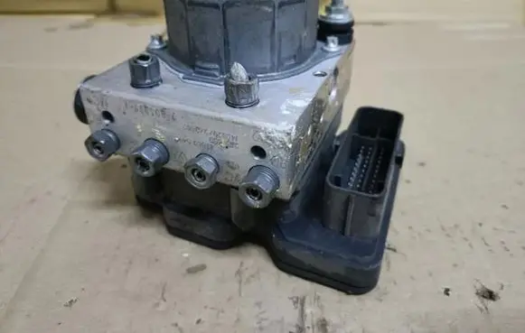 Renault Captur ABS Pump 476605492R