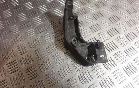 Opel Vivaro Engine mounting bracket 8200157481