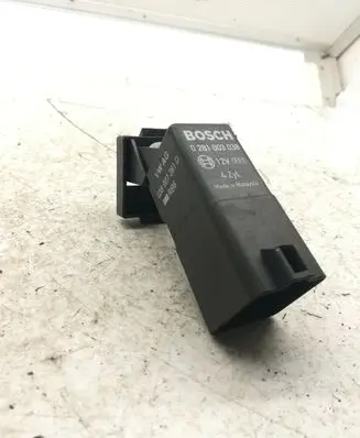Volkswagen Golf V Glow plug pre-heat relay 038907281D 0281003038