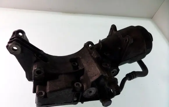 BMW 5 E39 Oil filter mounting bracket 6750330620