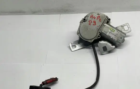 Peugeot 106 Rear window wiper motor 53009202