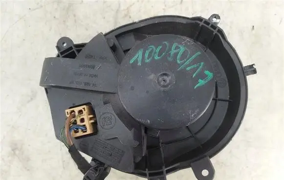 Volkswagen PASSAT B5.5 Heater fan/blower 8D1820021