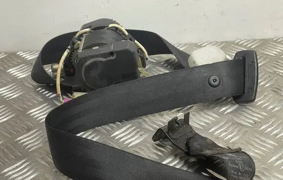 Volkswagen Golf IV Front seatbelt 1j4857706AA