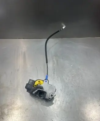 Opel Mokka Front door lock 3026681