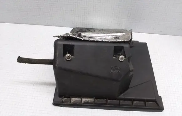 Volkswagen PASSAT B5 Air filter box cover 8D0129607M 058133843 F129607M