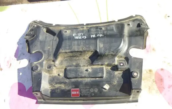 Volkswagen Touareg II Heat shield in engine bay 7P6819523
