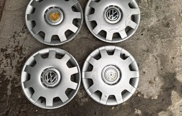 Volkswagen Golf IV R14 wheel hub/cap/trim 1J0601147L