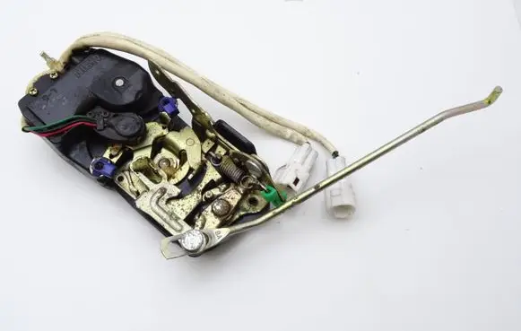 Suzuki Baleno EG Front door lock 