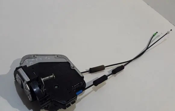 Toyota Avensis T270 Rear door lock A046698