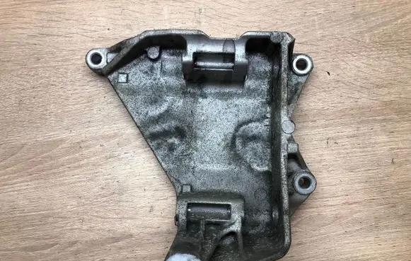 Volkswagen Touareg I Generator/alternator bracket 070903143C