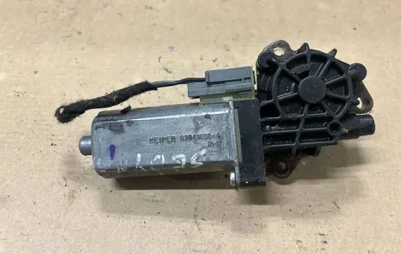 Mercedes-Benz ML W164 Seat adjustment motor 0390203002