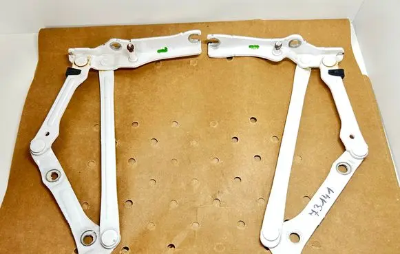 Tailgate/trunk/boot hinge