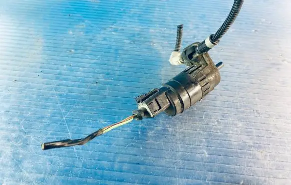 Skoda Octavia Mk2 (1Z) Windscreen/windshield washer pump 1K6955651