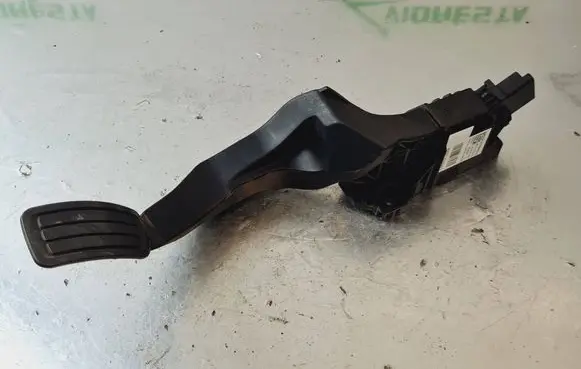 Accelerator throttle pedal