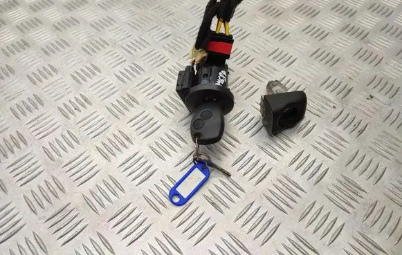 Renault Master III Ignition lock 8200405701