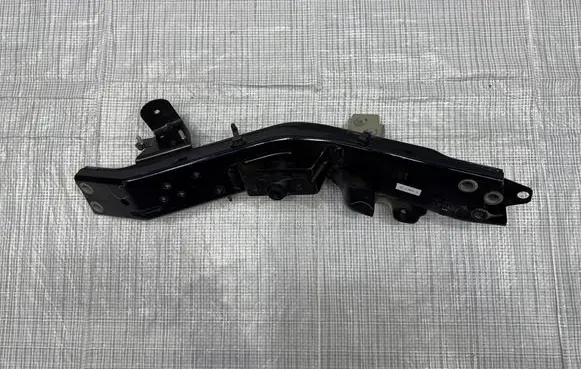Maserati GranTurismo Headlight/headlamp mounting bracket 1921