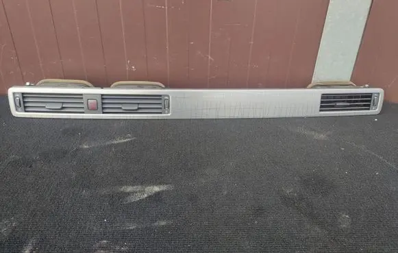 Volvo XC70 Dash center air vent grill V0LV0 30715143K