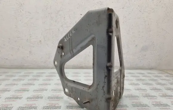 Audi A6 S6 C6 4F Fender mounting bracket 4F0821135