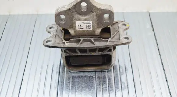 Mini Cooper Countryman R60 Engine mount bracket 6853453