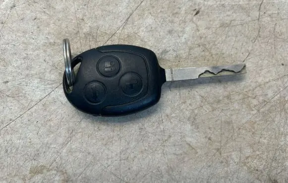 Ford Kuga I Ignition key/card 