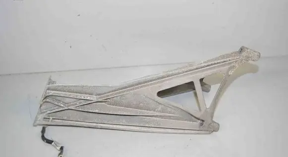 Engine mounting bracket
