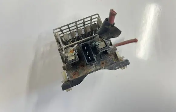 Volkswagen Golf III Glow plug pre-heat relay 