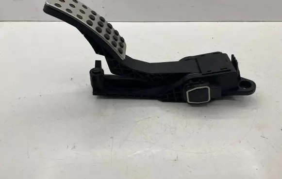 Mercedes-Benz ML W164 Accelerator throttle pedal A1643000104