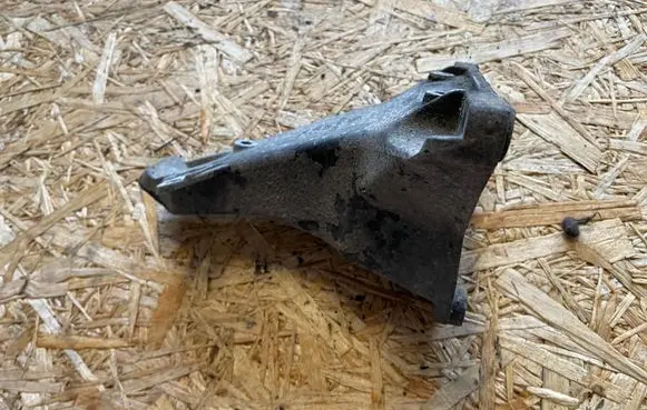Audi A4 S4 B5 8D Engine mounting bracket 8D0199308F