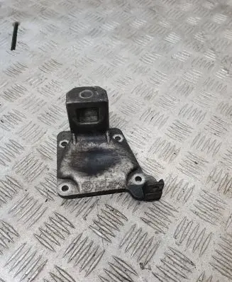 BMW 5 E39 Engine mounting bracket 6751226