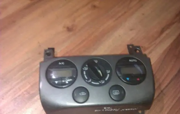 Nissan Primera Climate control unit 275109f500