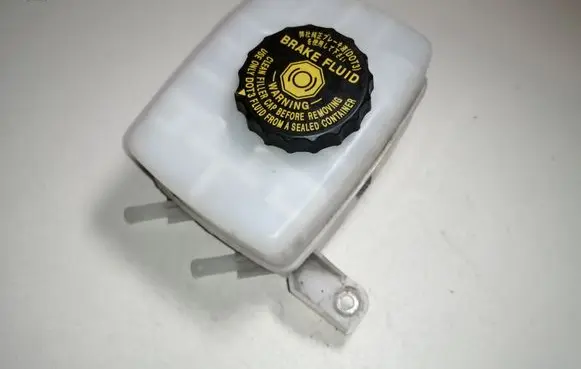Brake fluid reservoir