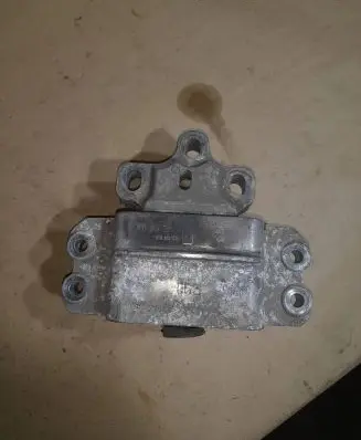 Volkswagen PASSAT B6 Engine mount bracket 3C0199555