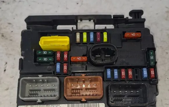 Peugeot 208 I Fuse module 9667199680