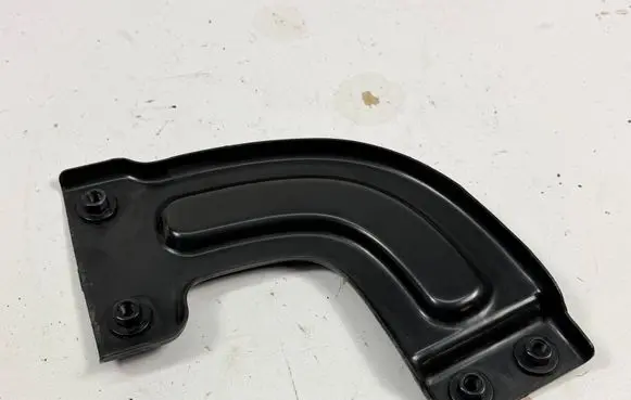 Cadillac Escalade Fender mounting bracket 15185449