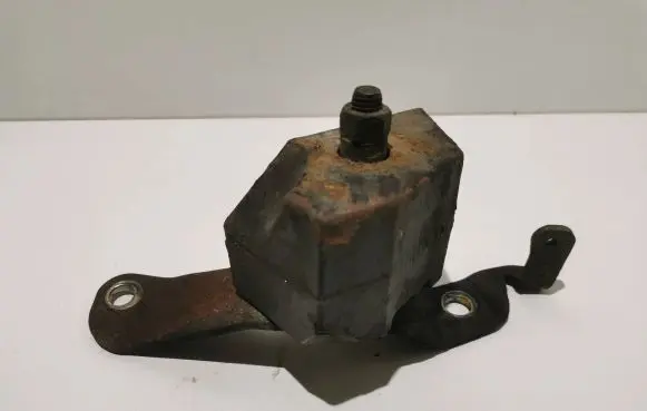 Volvo V70 Engine mounting bracket