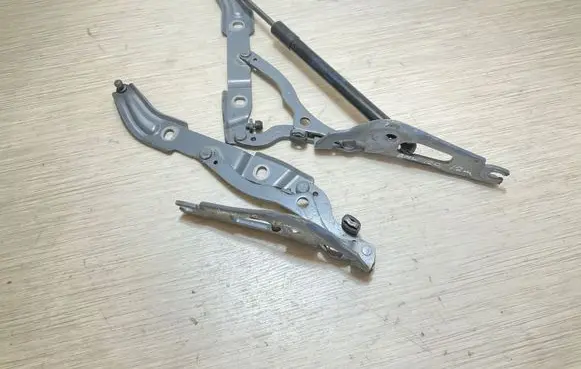 BMW 1 E82 E88 Tailgate/trunk/boot hinge 7166751 6166752