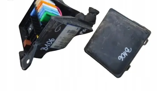 Renault Laguna III Fuse box set 8200528467D