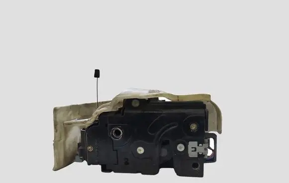 Volkswagen Golf V Front door lock 25101D6