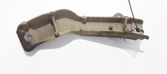 Mazda 323 Engine mounting bracket