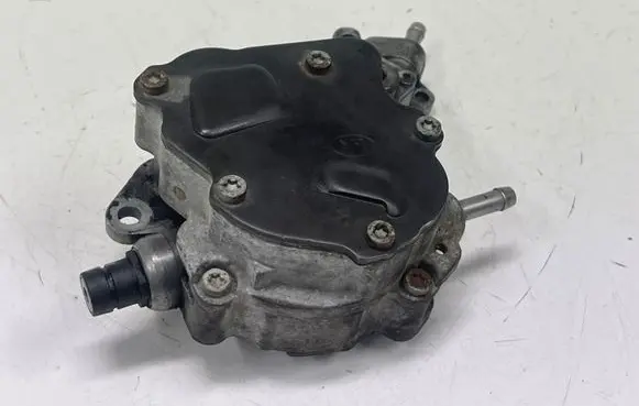 Volkswagen Golf V Vacuum pump 038145209e